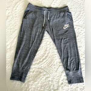Like New! Nike cropped jogger w/ pockets. Women’s size Large. Heather Gray